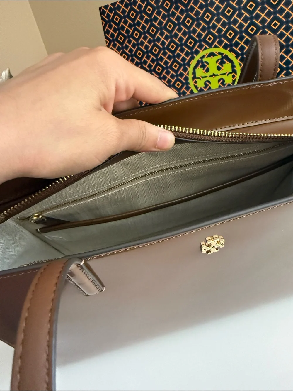 NWT , tory burch Emerson smooth work brown /tan tote bag rich walnut $550